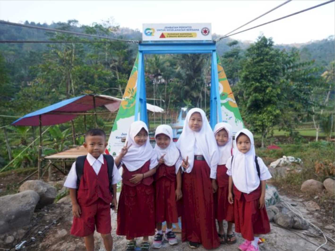 Senyum Wajah Kecil Para Pelajar dari Desa Talaga Wangi Pakenjeng di Belakang Jembatan Baru